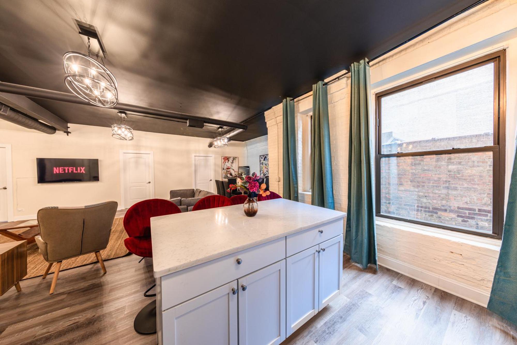 Mccormick Place 5 Bed Family Unit With Pool Table And Optional Parking