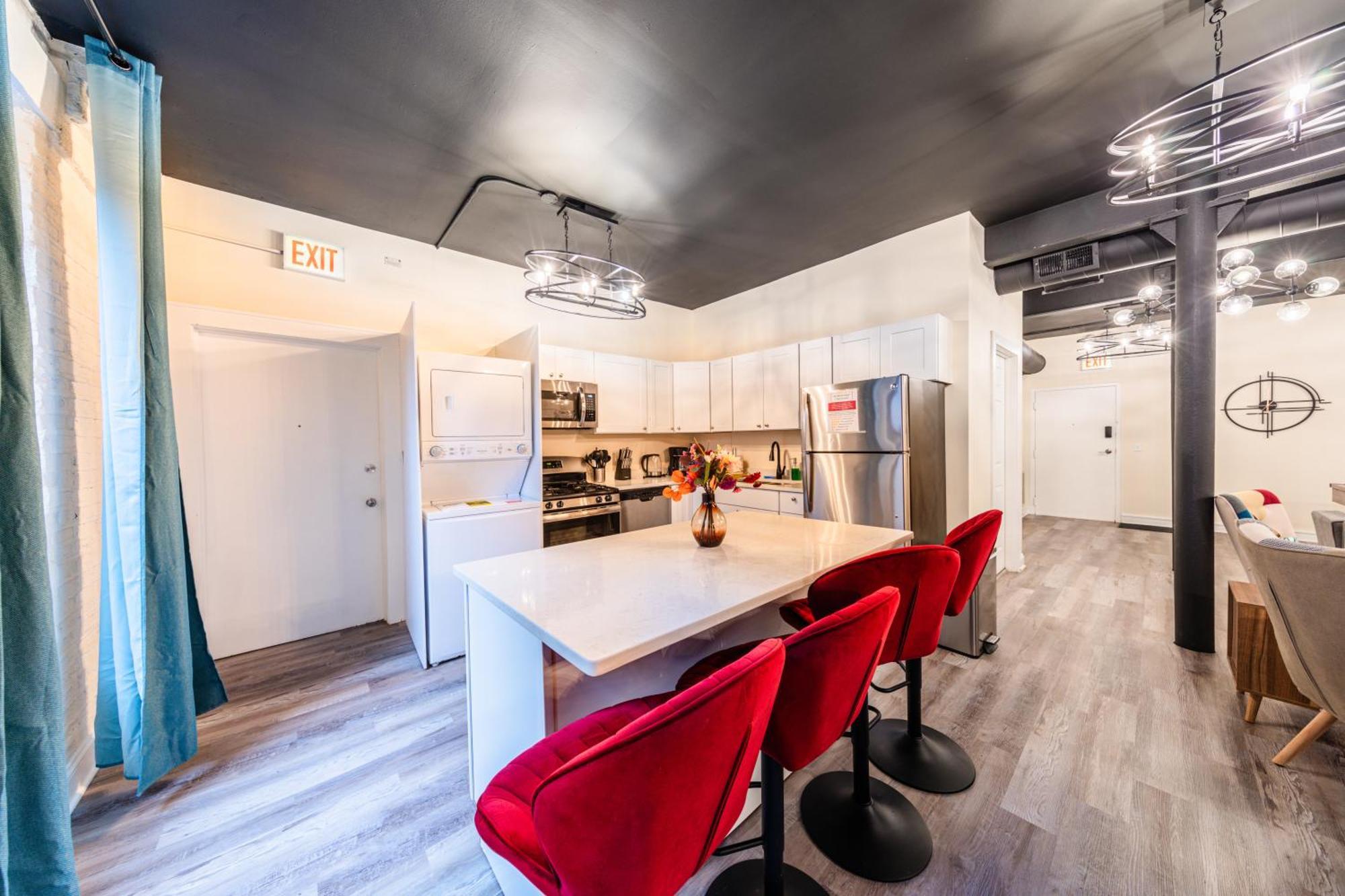 Mccormick Place 5 Bed Family Unit With Pool Table And Optional Parking Chicago