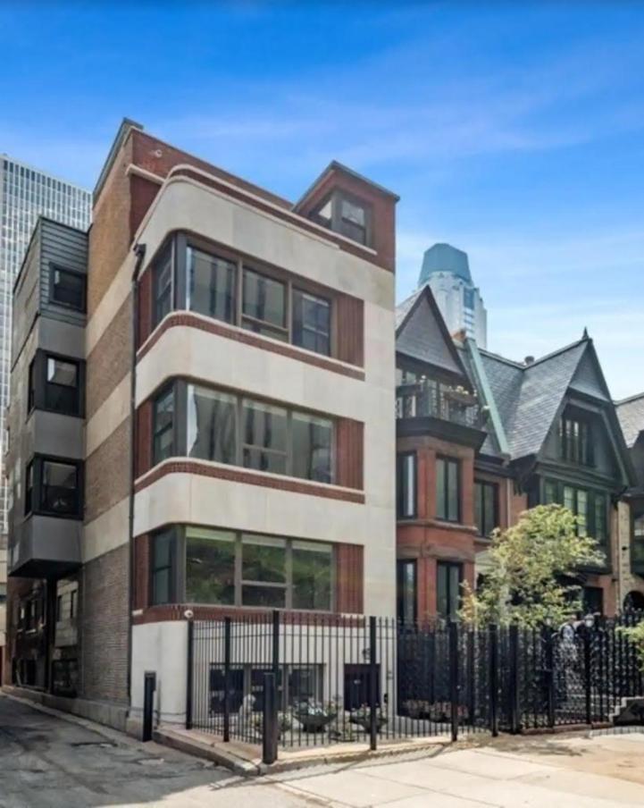 Beautiful Magnificent Mile Street That Sleeps 8 Guests Apartment *