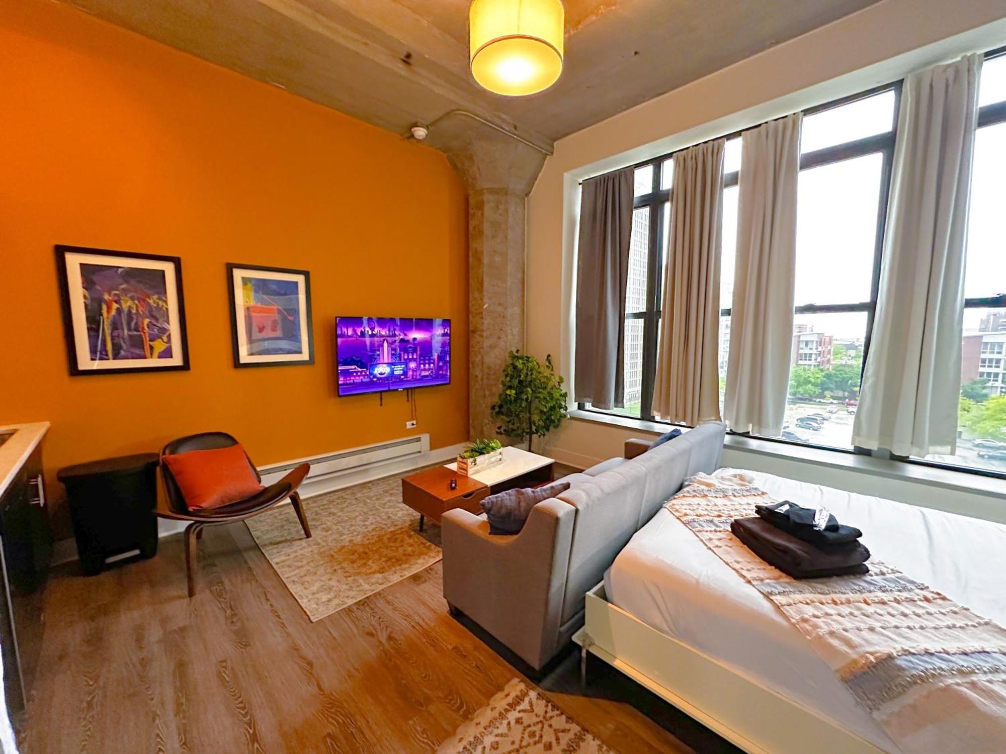 Mccormick Place That Sleeps Up To 4 With Optional Parking & Gym Access * Chicago