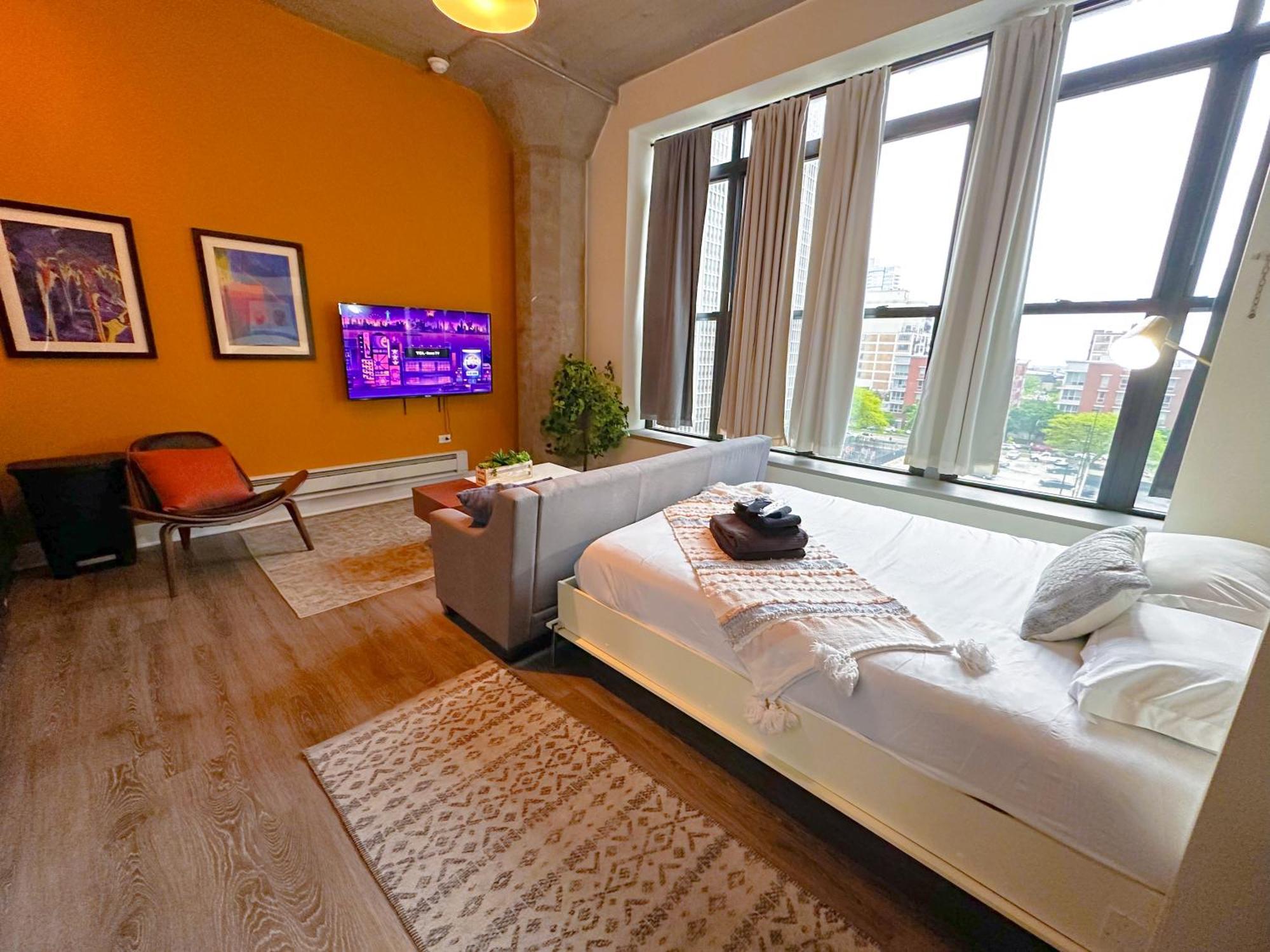 Mccormick Place That Sleeps Up To 4 With Optional Parking & Gym Access * Chicago