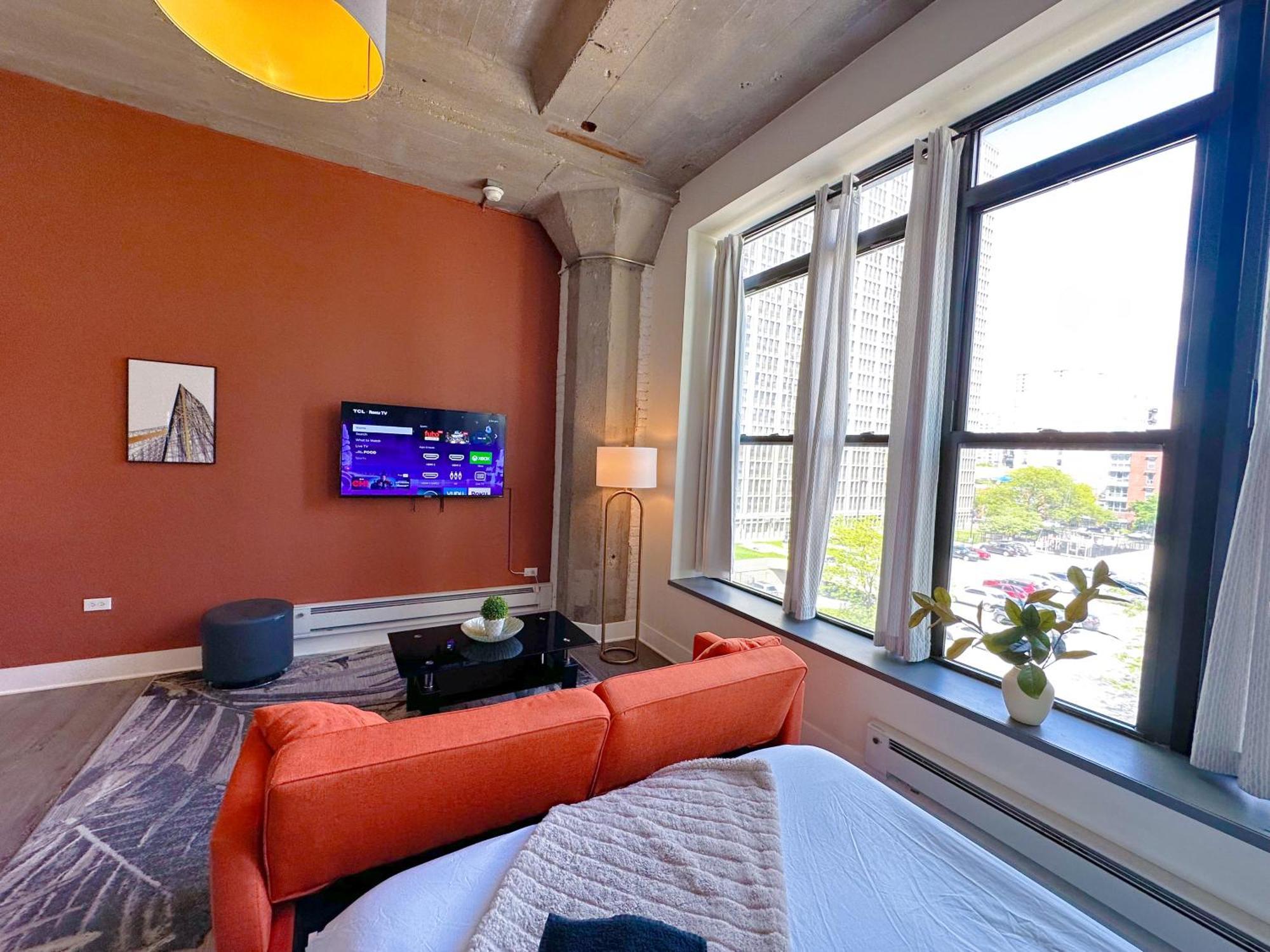 Mccormick Place That Sleeps Up To 4 Guests With Optional Parking And Gym Access Apartment