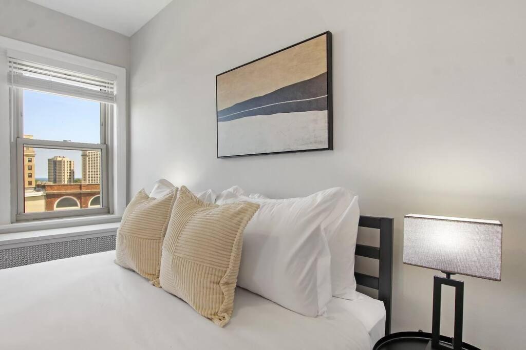 Sleek & Spacious 3br - Hyde Park 1004 Chicago