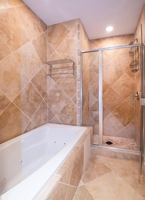 Deluxe Duplex In Roscoe-wrigley With Free Parking