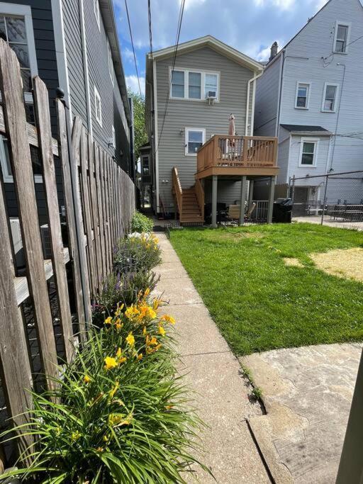 Apartment Deluxe Duplex In Roscoe-wrigley With Free Parking