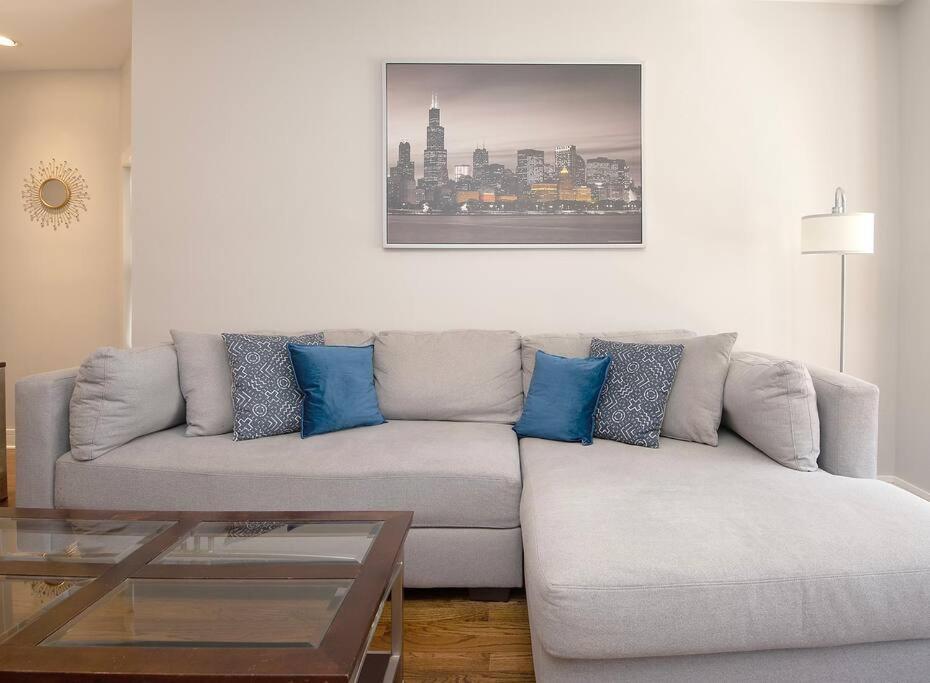 Deluxe Duplex In Roscoe-wrigley With Free Parking Apartment *