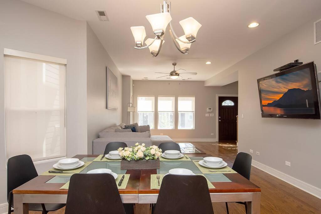 Apartment Deluxe Duplex In Roscoe-wrigley With Free Parking *
