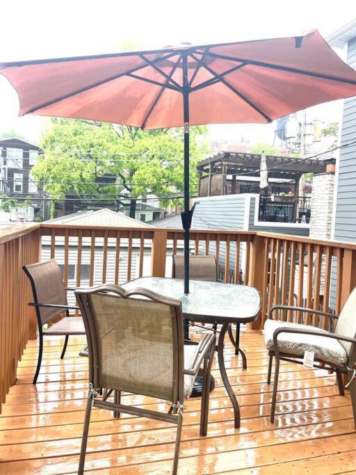 Deluxe Duplex In Roscoe-wrigley With Free Parking Apartment Chicago
