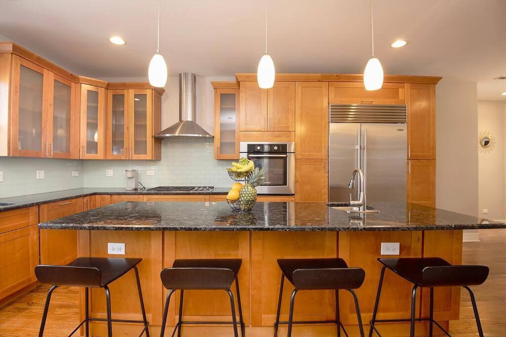 Apartment Deluxe Duplex In Roscoe-wrigley With Free Parking *