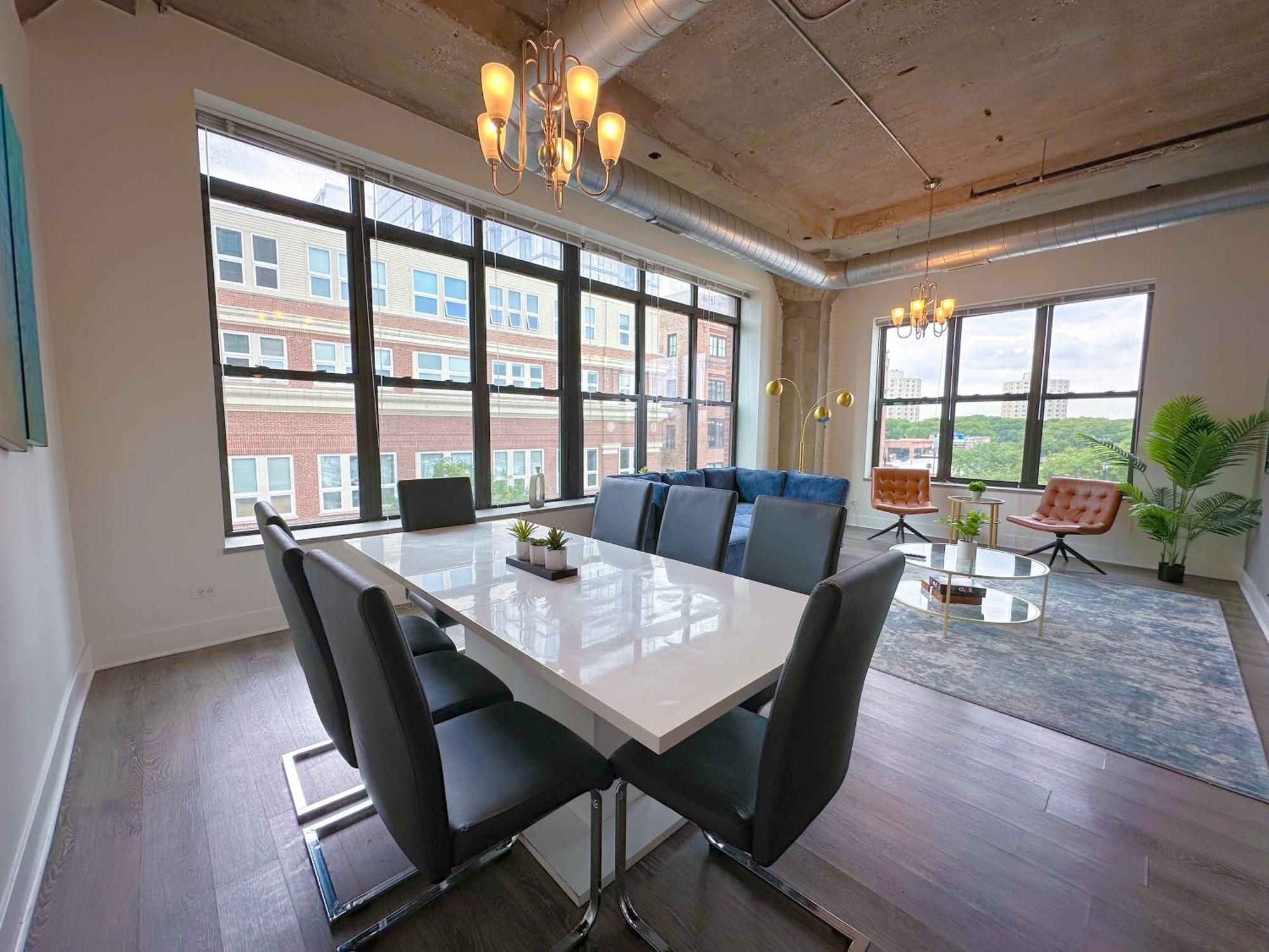 Spacious And Luxurious 3br Near Mccormick Place And Soldier Field With Optional Parking - Sleeps 10 Chicago