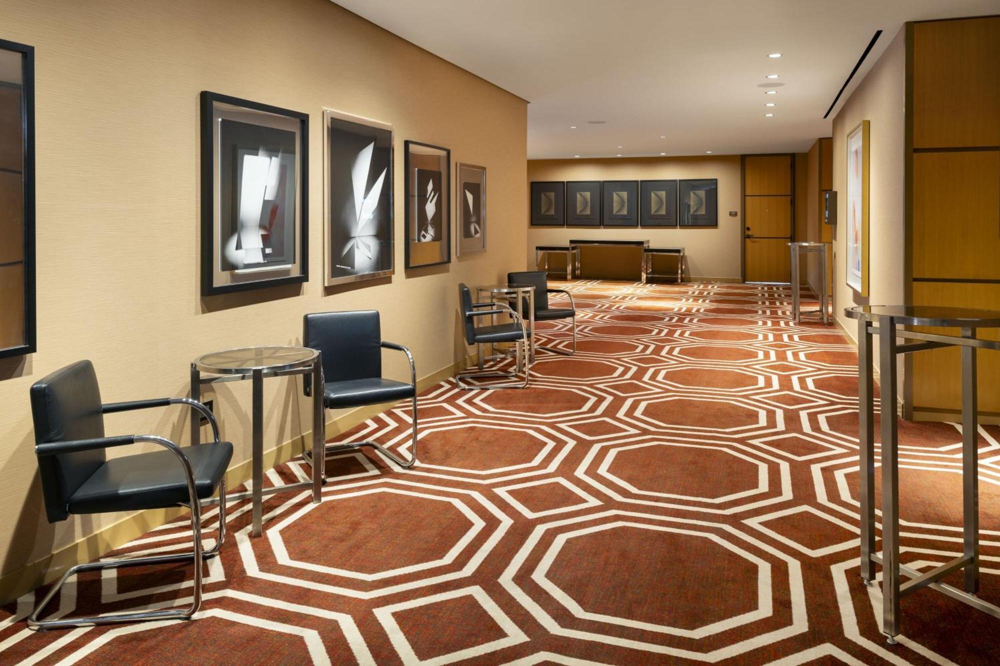 Hotel By Marriott Downtown Magnificent Mile 5*