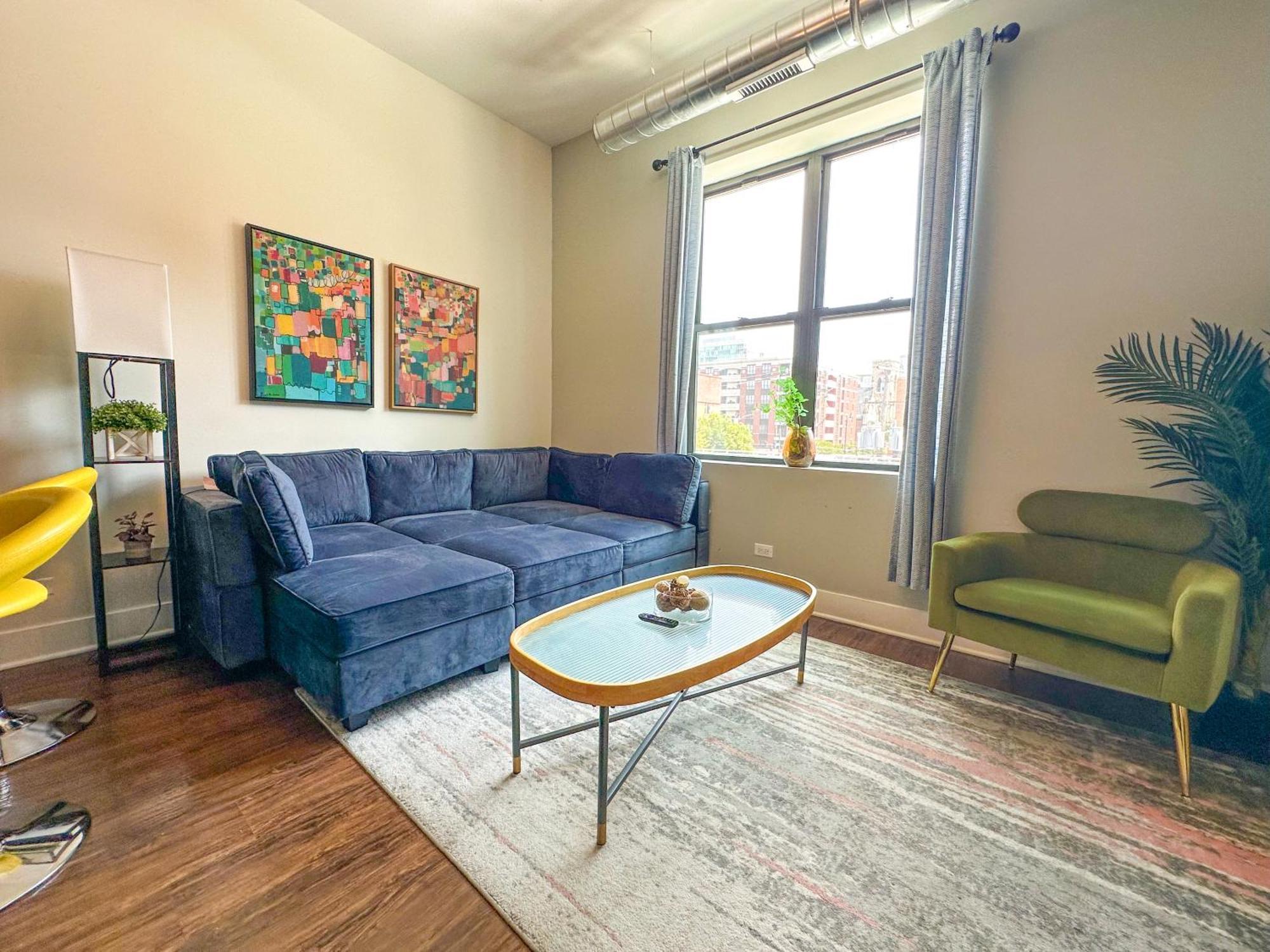 Apartment Mccormick Place 3br And 2ba With Optional Parking , Sleeps 8