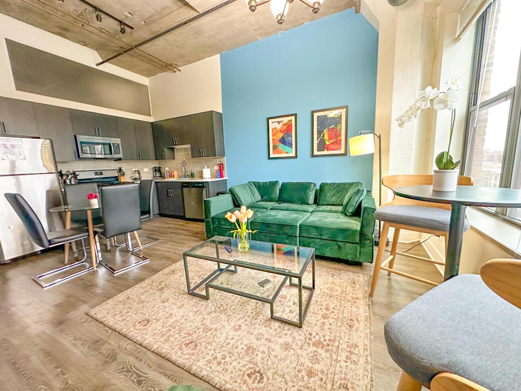 Apartment Mccormick 2br-2ba Family Unit For Up To 8 Guests With Skyline View, Optional Parking & Gym Access *