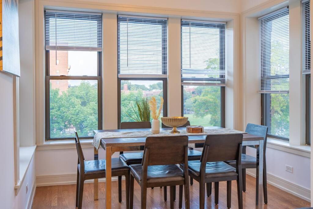 3br Prime Hyde Park Location Near Uchicago And Dining Apartment Chicago