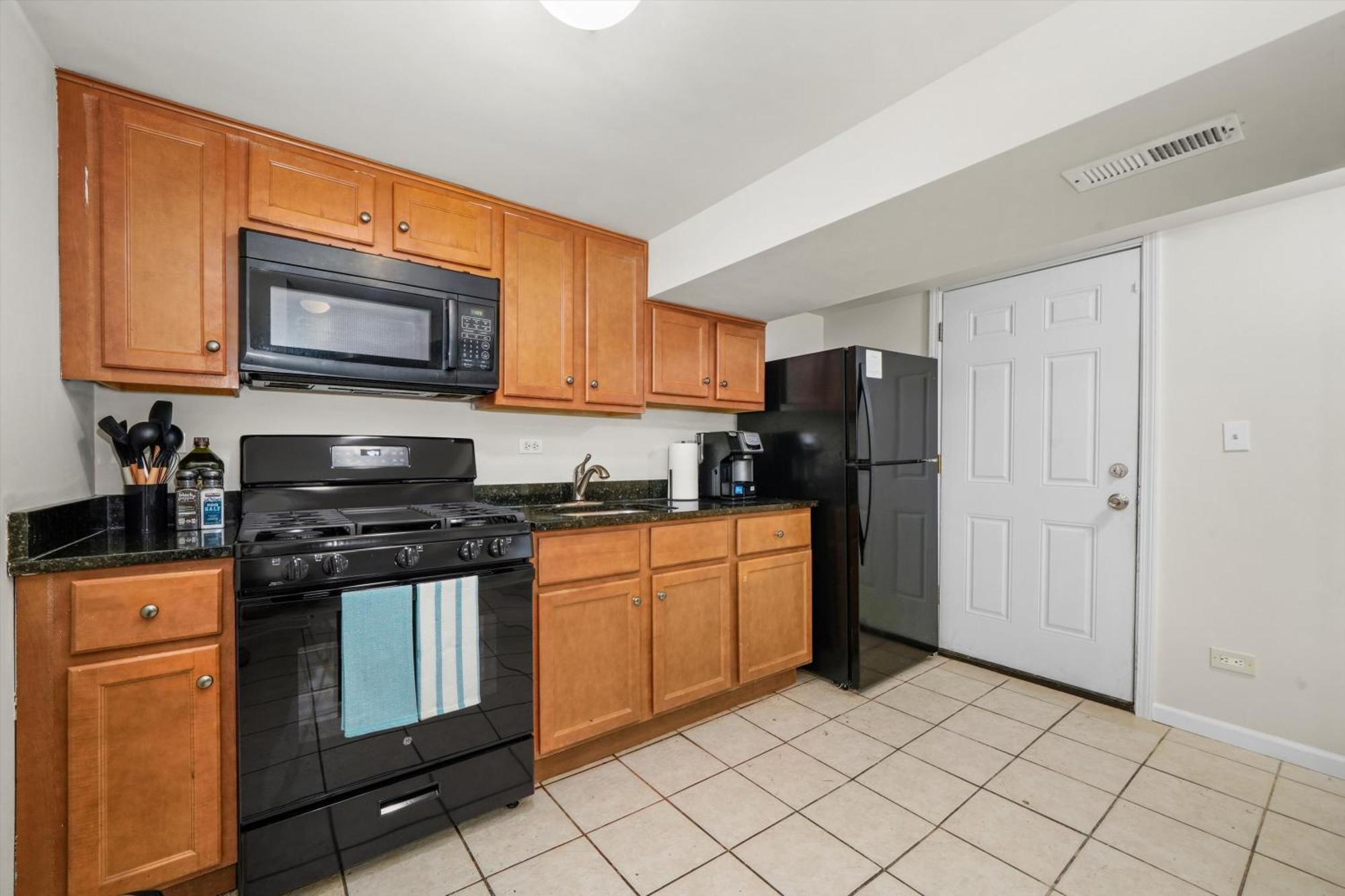 Walk To Train L Near Attractions And Ord L Free Parking L Patio