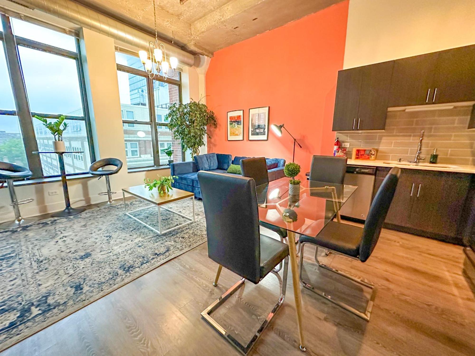 Stylish 2br With Optional Parking & Gym Access Near Lakefront, Shedd Aquarium And Mccormick Center Apartment