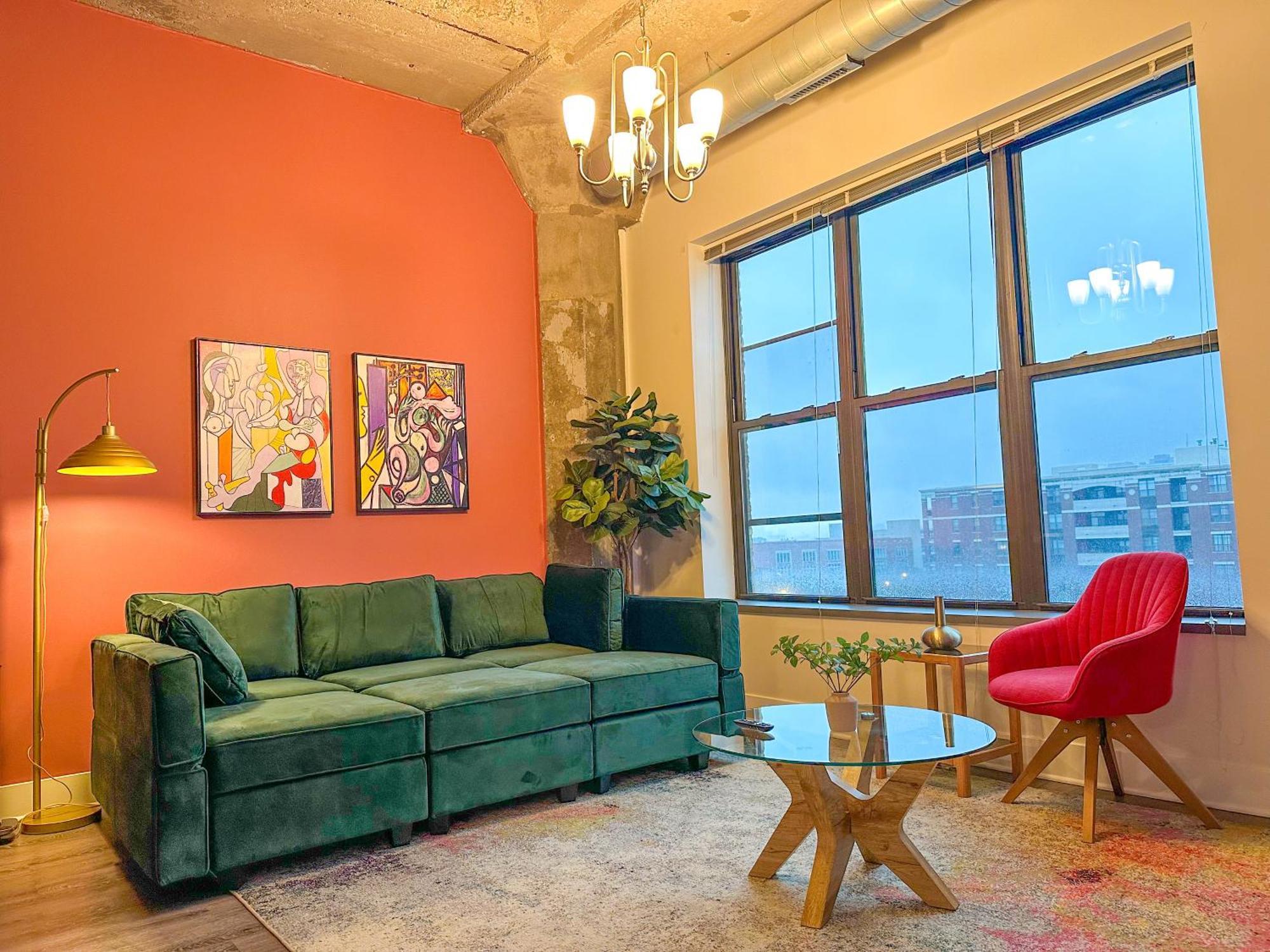 Mccormick 2br-2ba For Up To 8 Guests With Skyline View, Optional Parking & Gym Access *