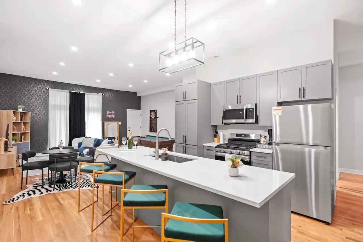 2 Bd 2 Ba Bucktown Safari Flat