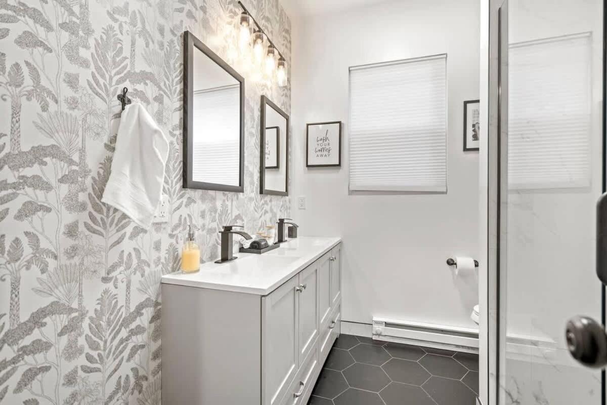 2 Bd 2 Ba Bucktown Safari Flat