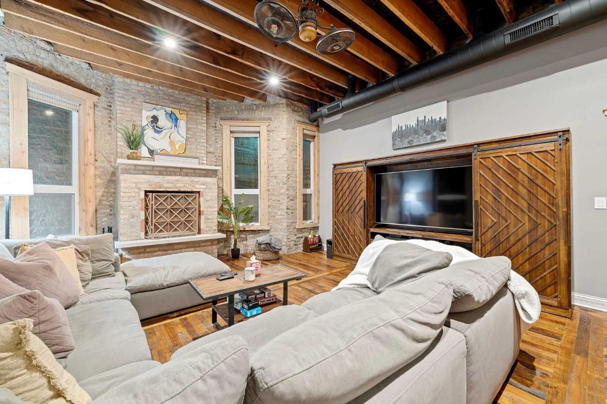 Mid-century Gem By United Center Holiday home *