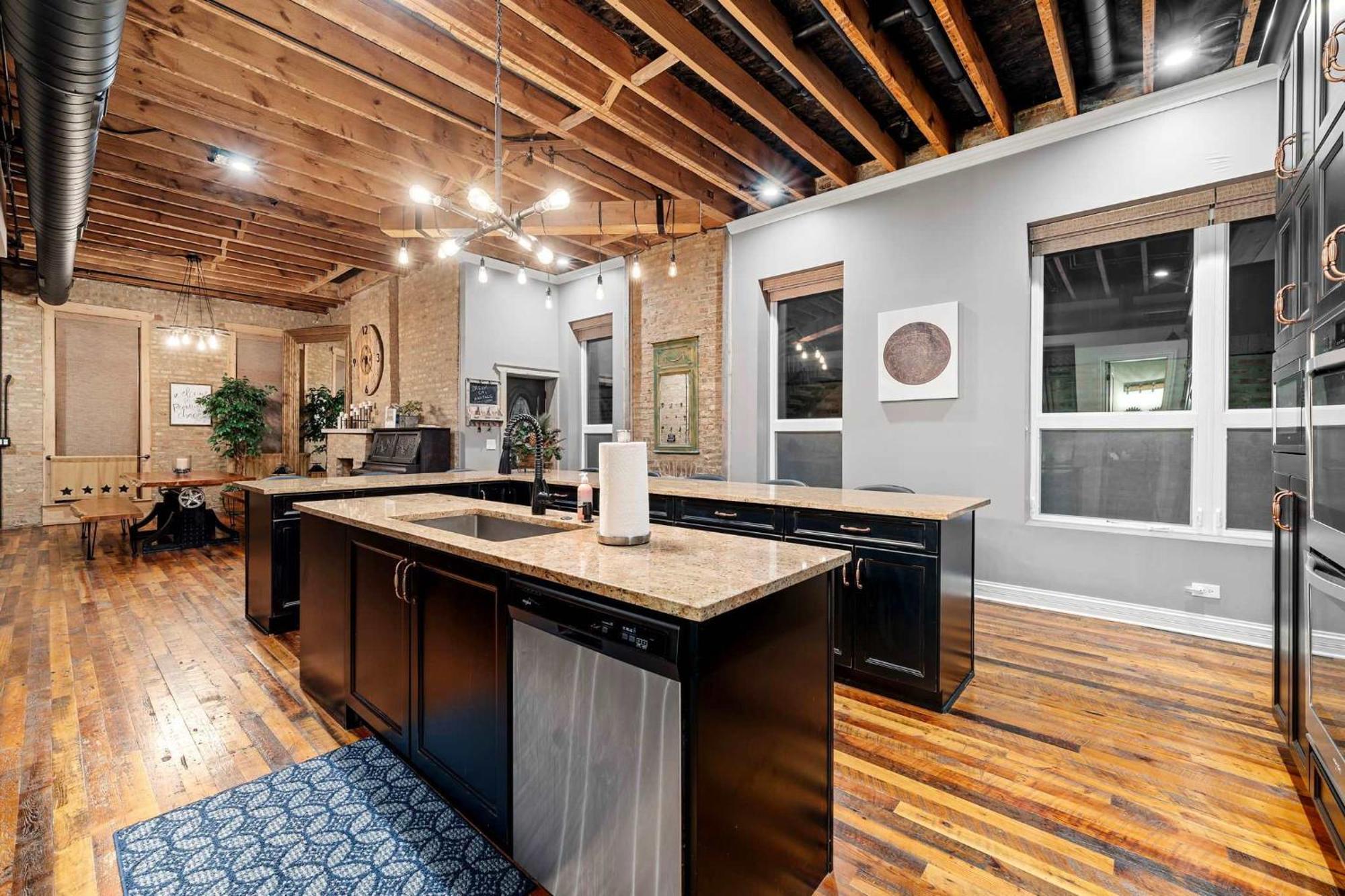 Mid-century Gem By United Center Holiday home