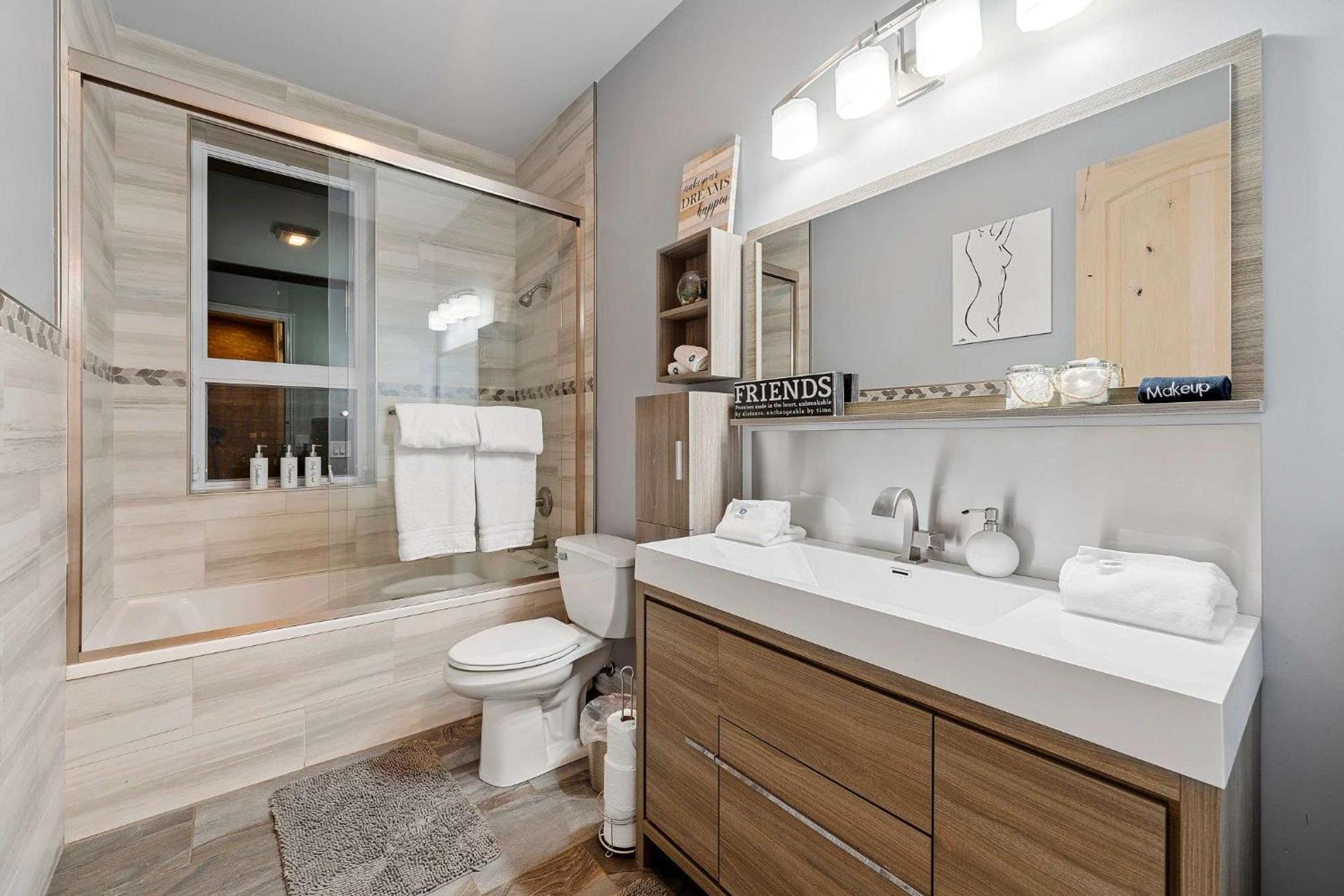 Mid-century Gem By United Center Holiday home