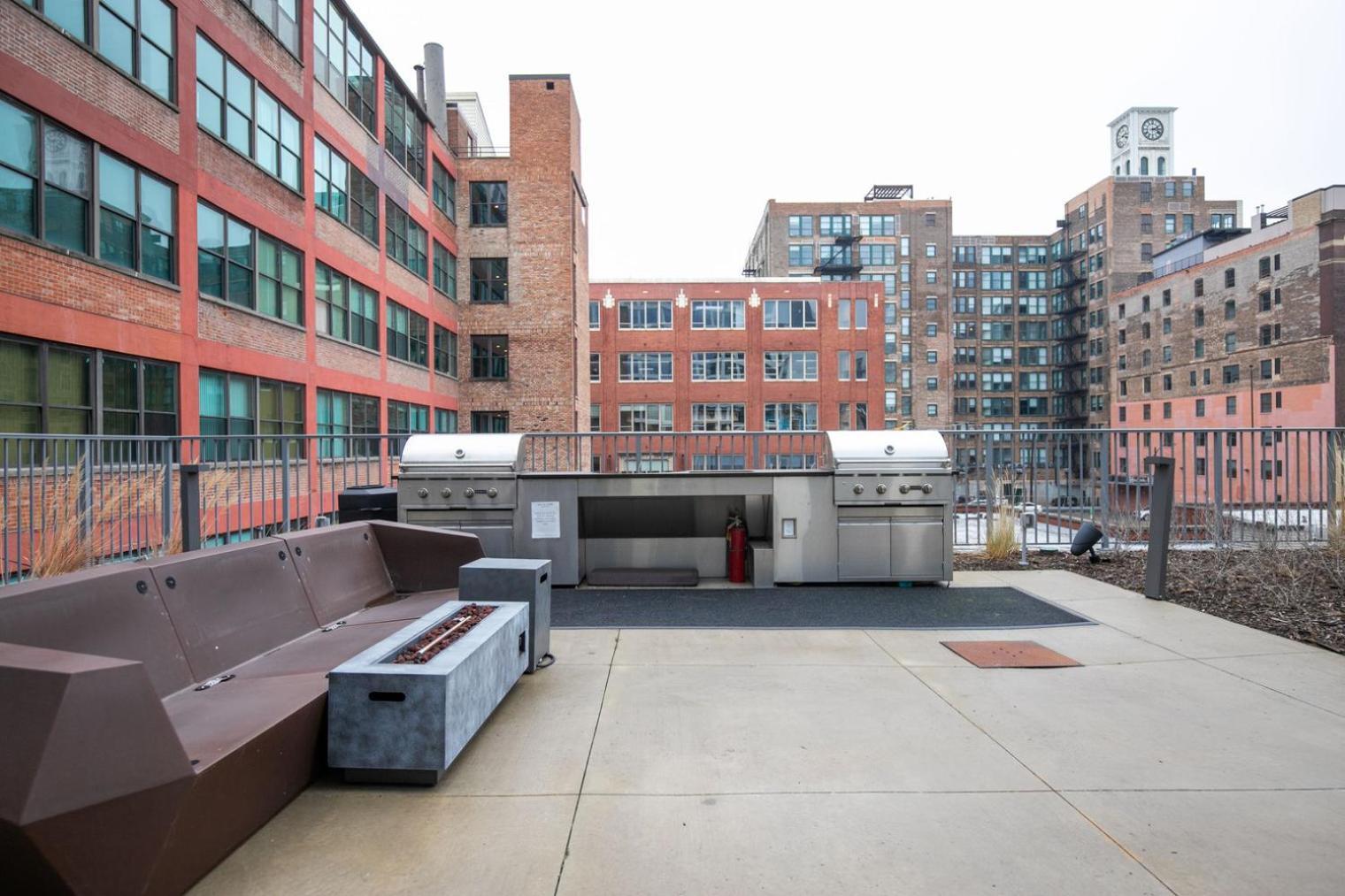 W Loop W Gym Pool In Heart Of Greektown Chi-532 *