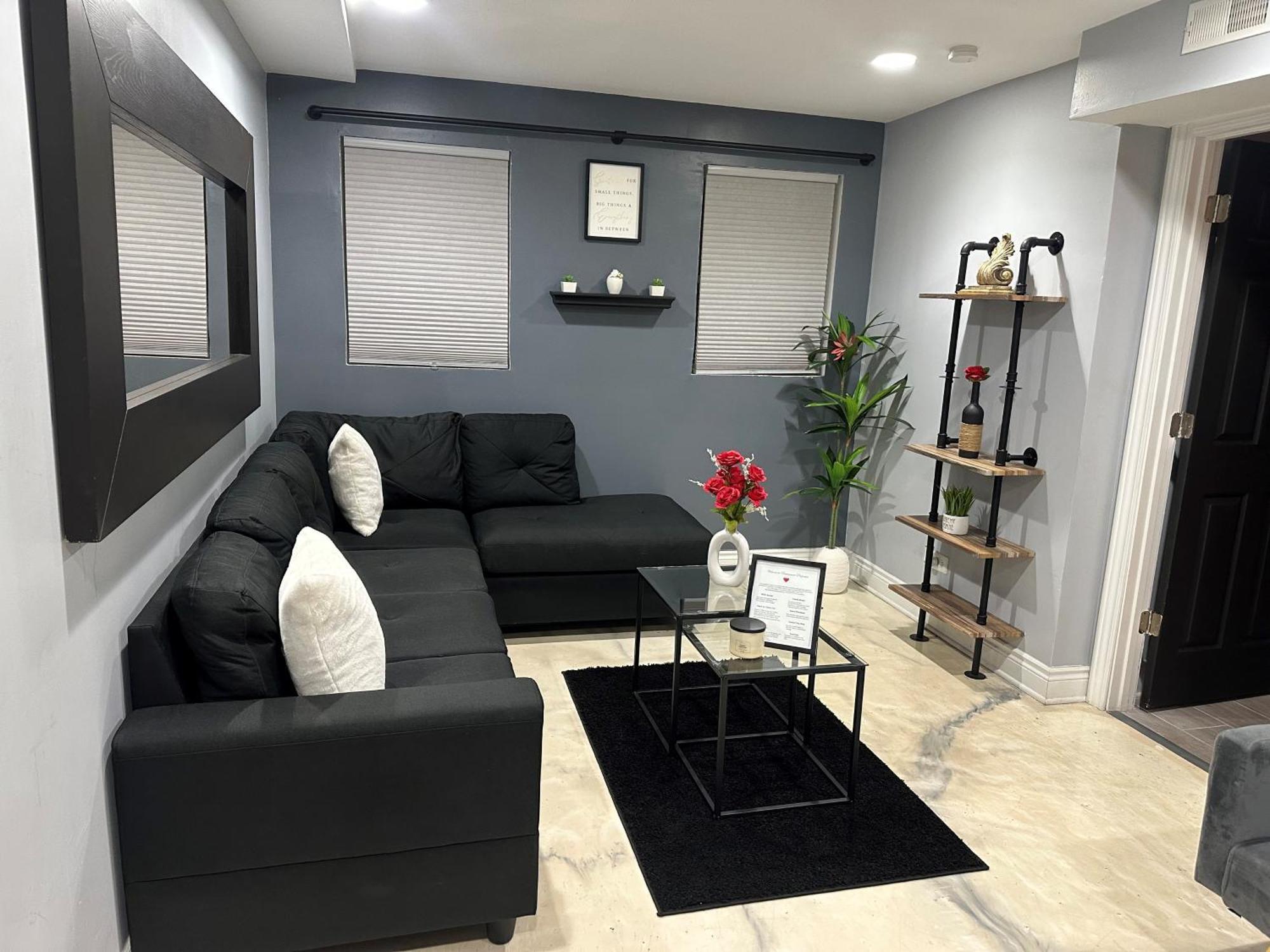 Experience Elegance At Paramount Apartment *
