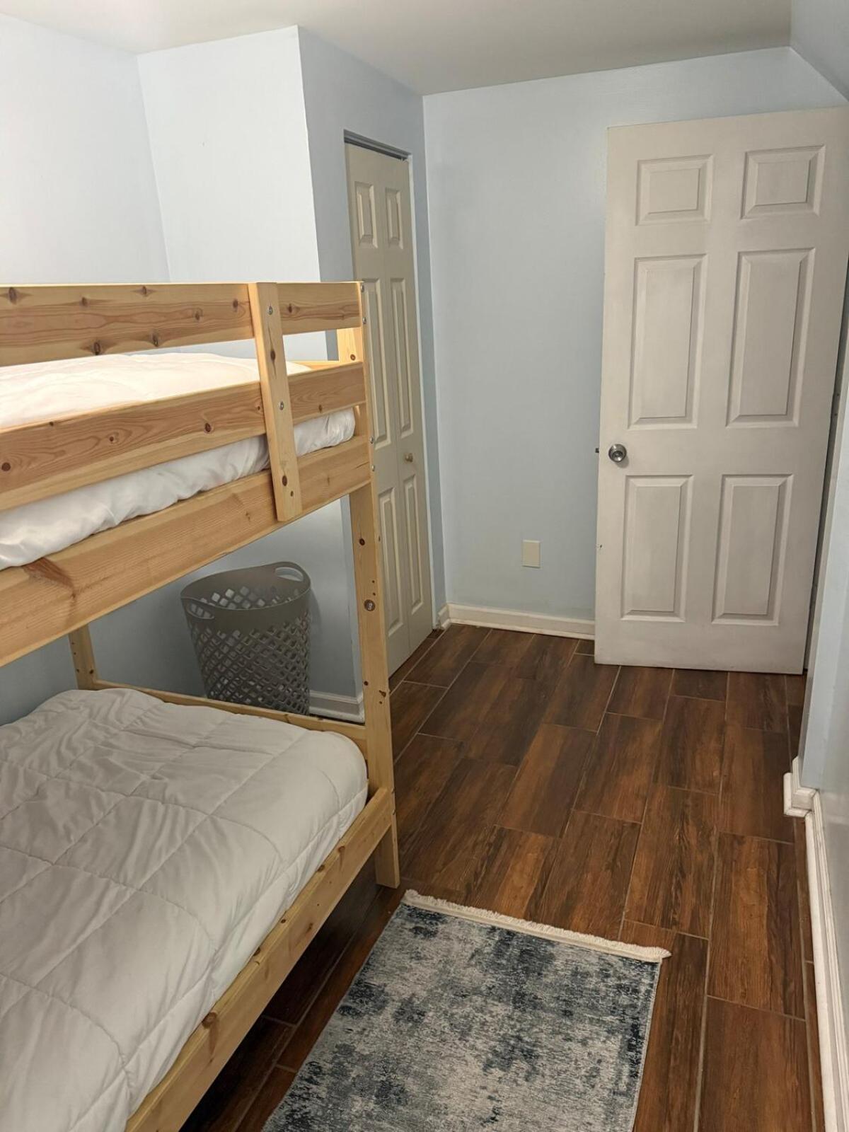 Apartment & Comfy 2 Bedroom I West Loop I Free Parking O