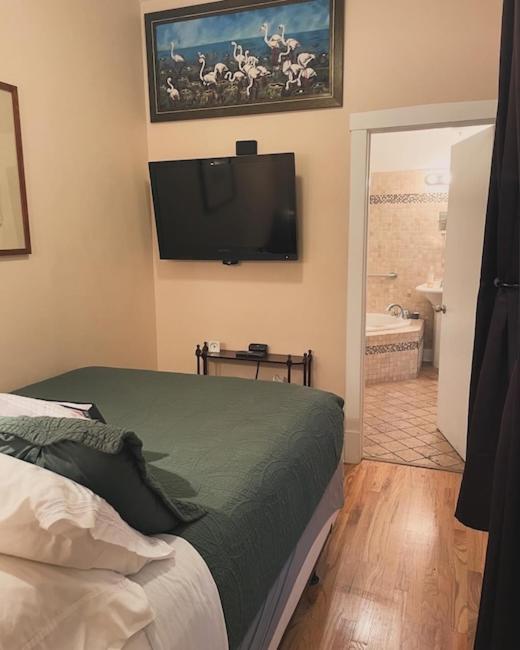 Ray's Bucktown Bed & Breakfast 3*