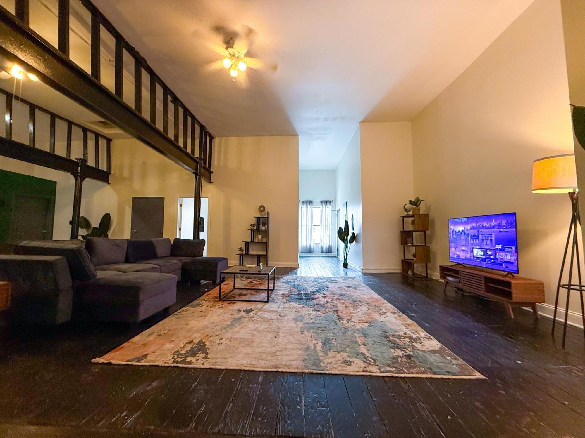 Apartment Luxury 5br South Loop With Pool Table And Optional Parking Near Mccormick Place, Field Museum And Soldier Field