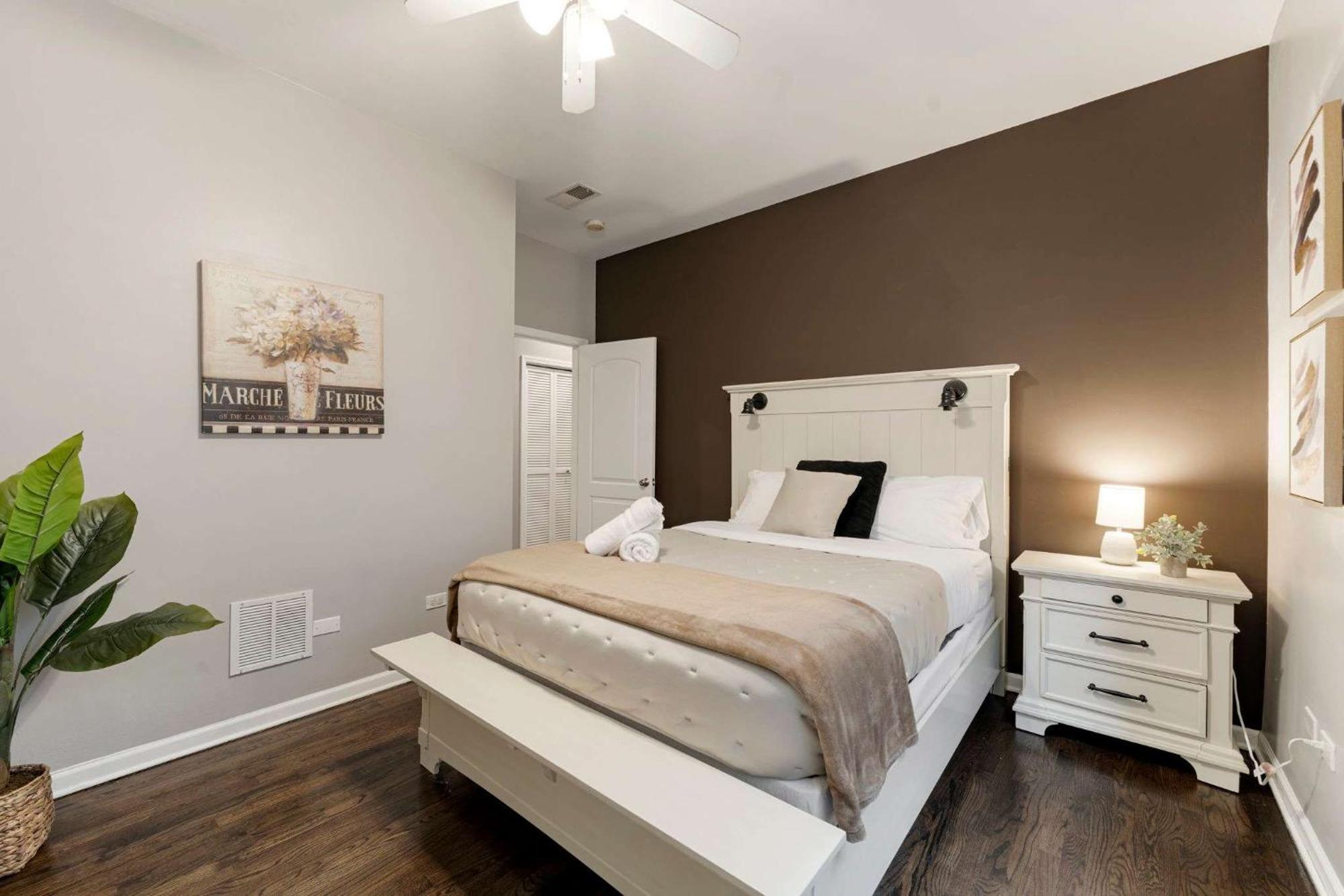 Apartment South Loop Three Bedroom Two Bath