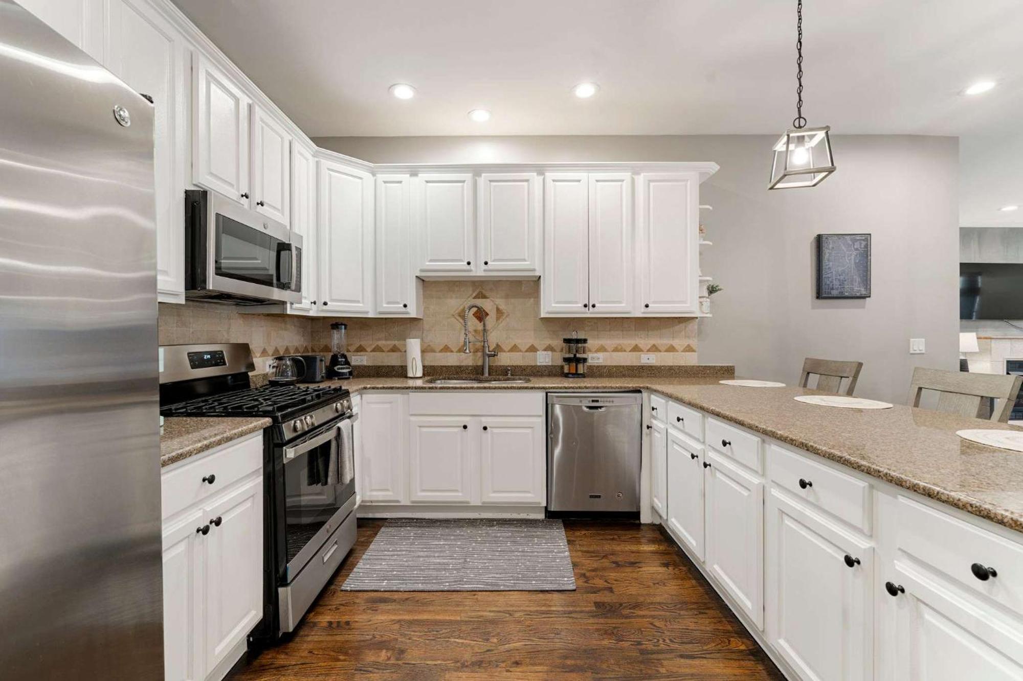 South Loop Three Bedroom Two Bath Apartment *