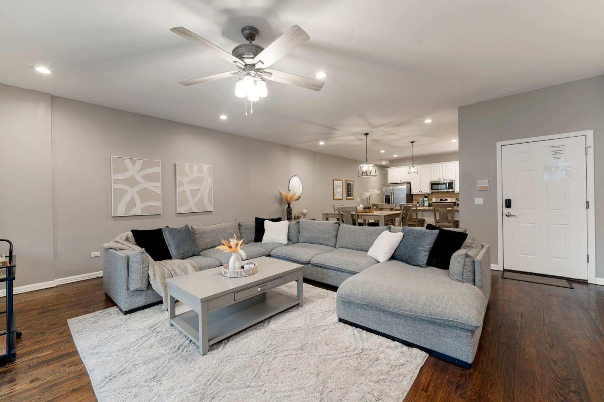 Apartment South Loop Three Bedroom Two Bath *
