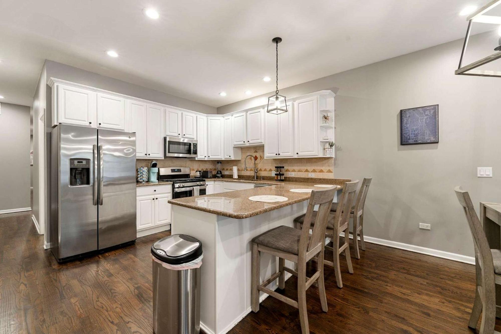 Apartment South Loop Three Bedroom Two Bath *