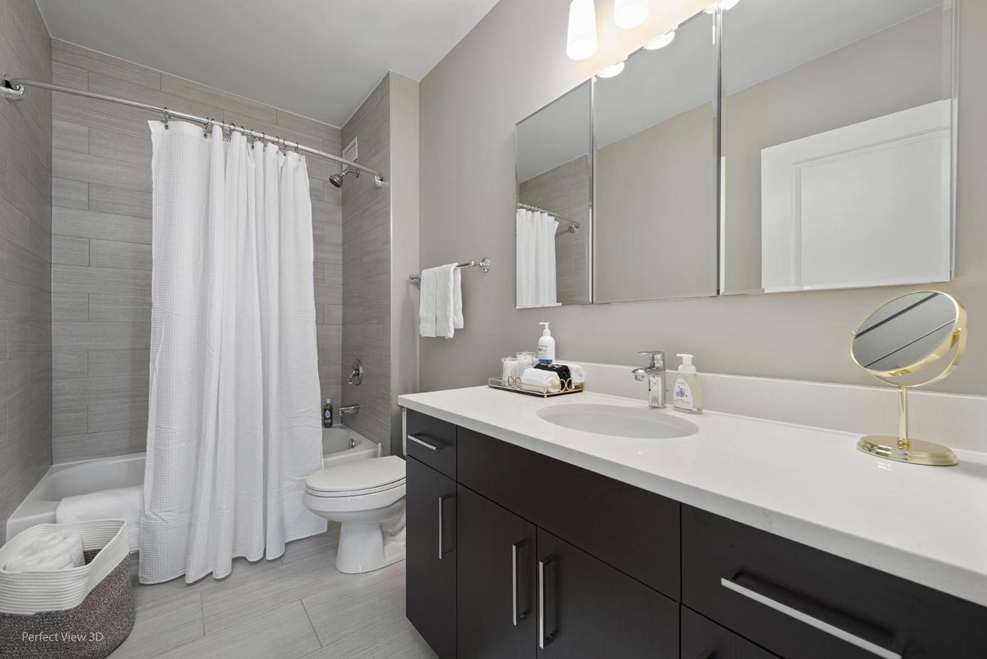 The Bernardin Gold Coast Luxury Near Magnificent Mile Apartment