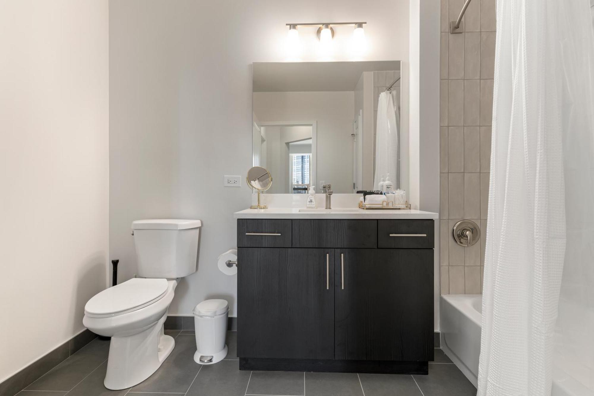 The Bernardin Gold Coast Luxury Near Magnificent Mile Apartment *