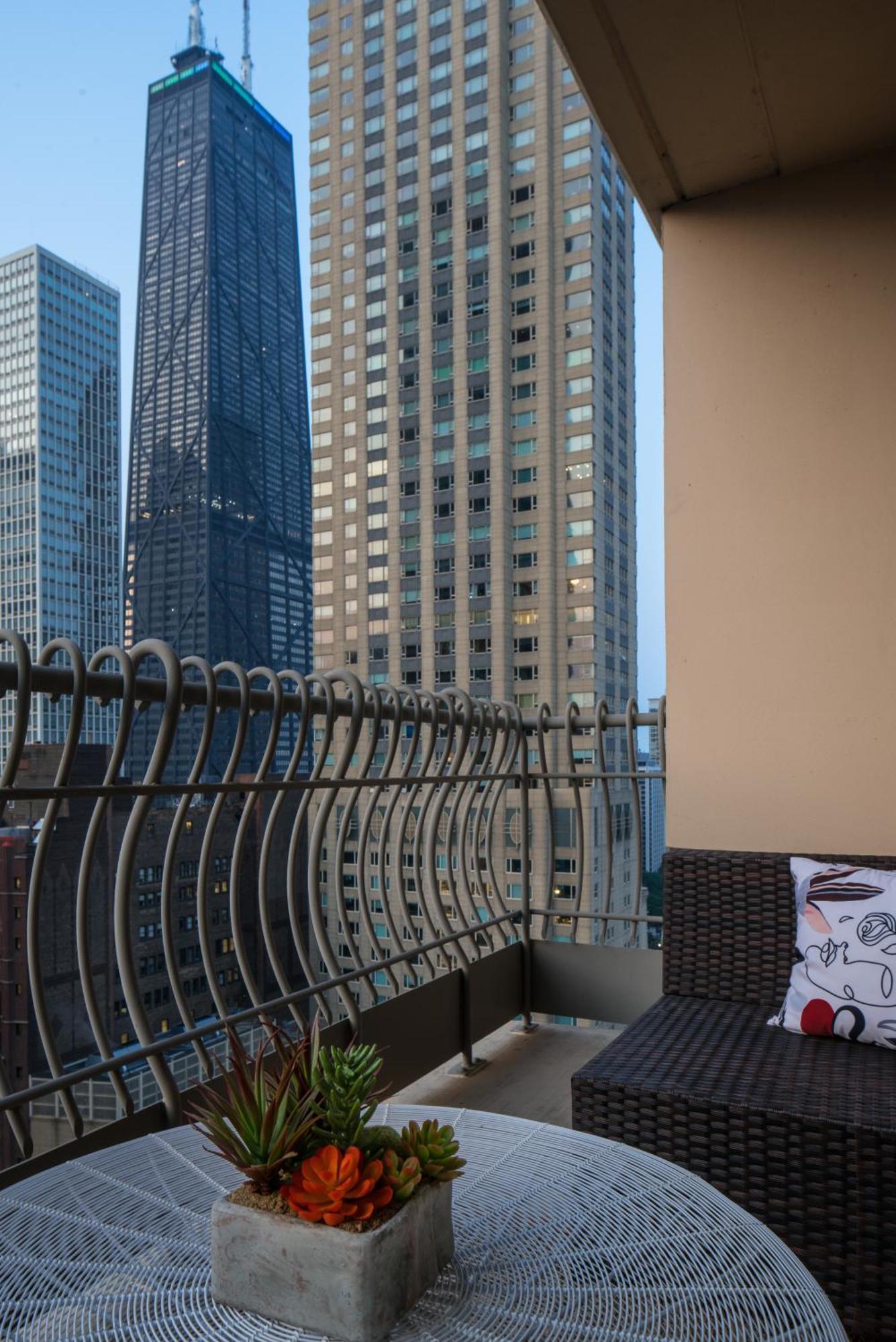 The Bernardin Gold Coast Luxury Near Magnificent Mile Apartment *