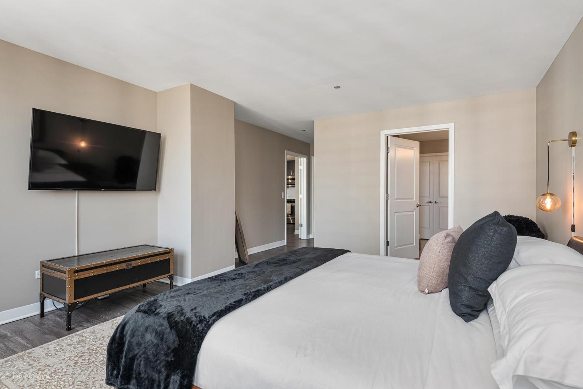 The Bernardin Gold Coast Luxury Near Magnificent Mile Apartment
