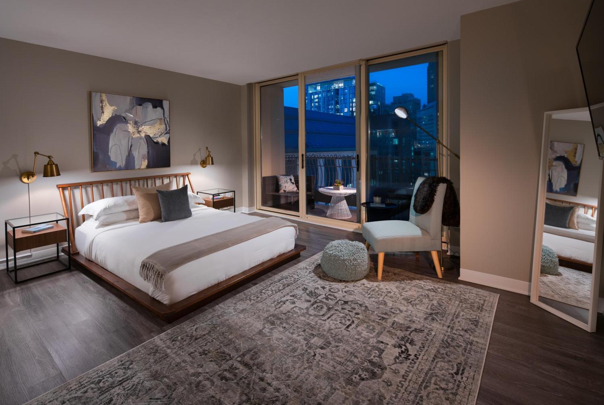 The Bernardin Gold Coast Luxury Near Magnificent Mile Apartment