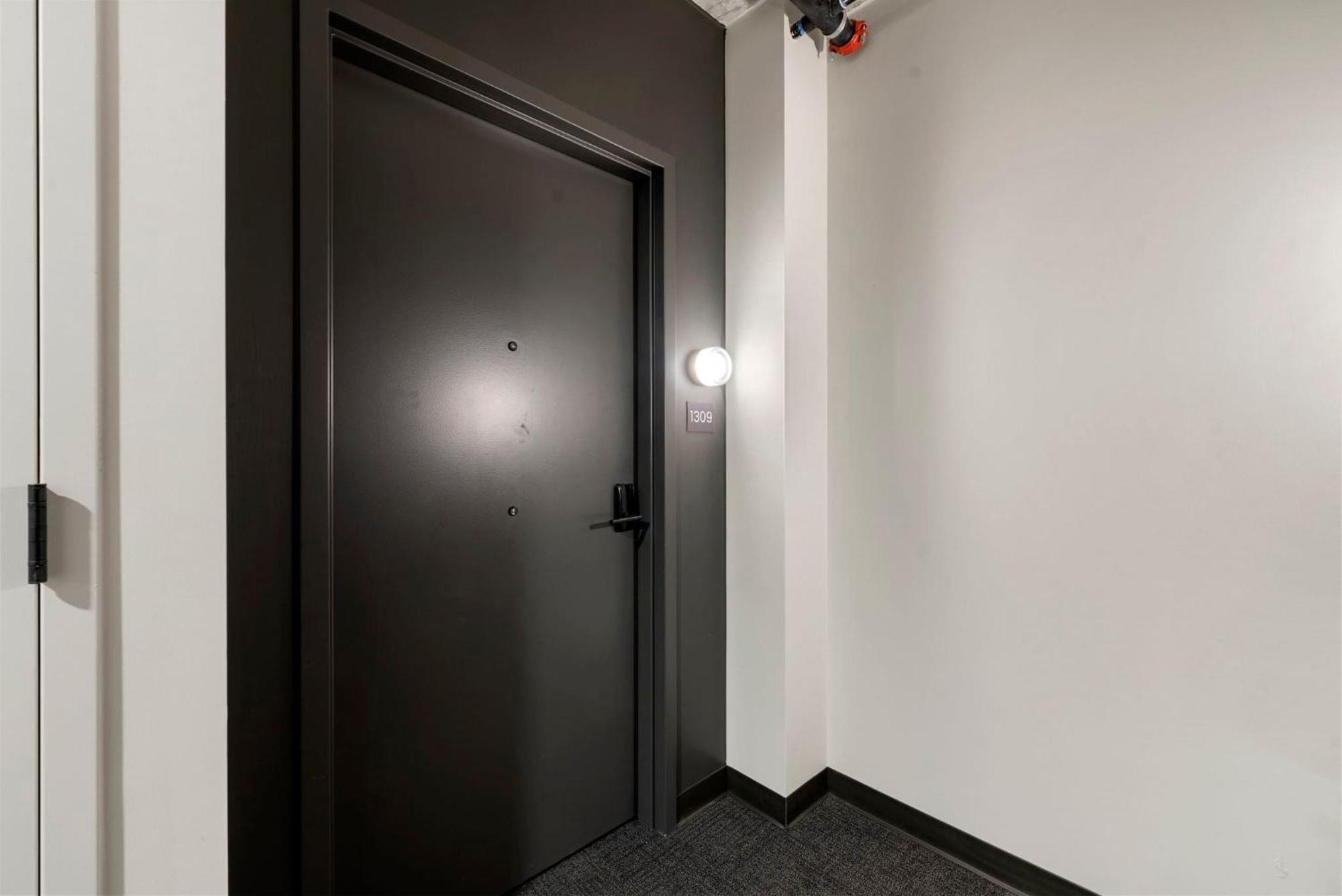 Luxury 3 Bed 3 Bath High Rise With Gym & Amenities Apartment *