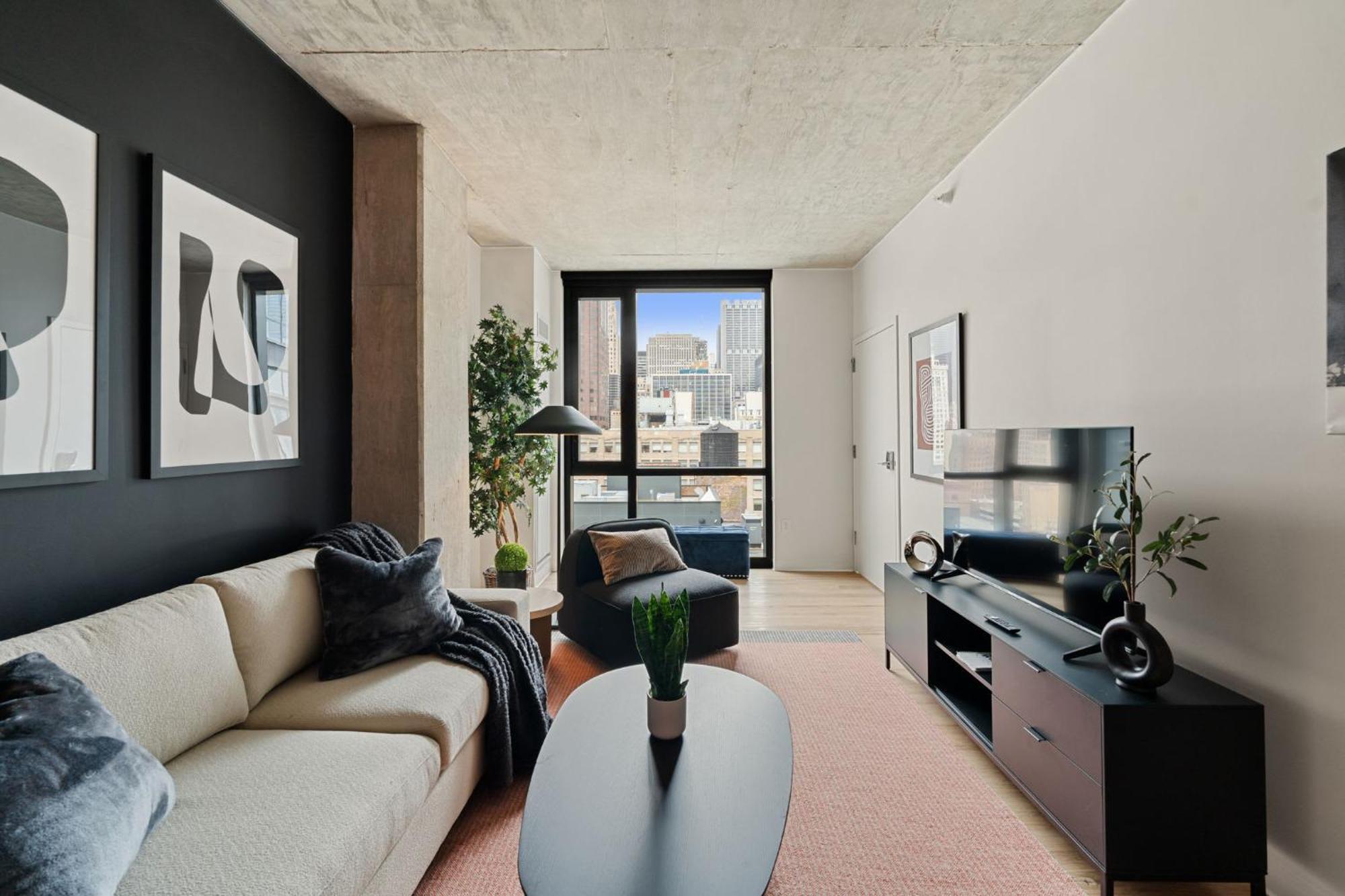 Luxury 3 Bed 3 Bath High Rise With Gym & Amenities *