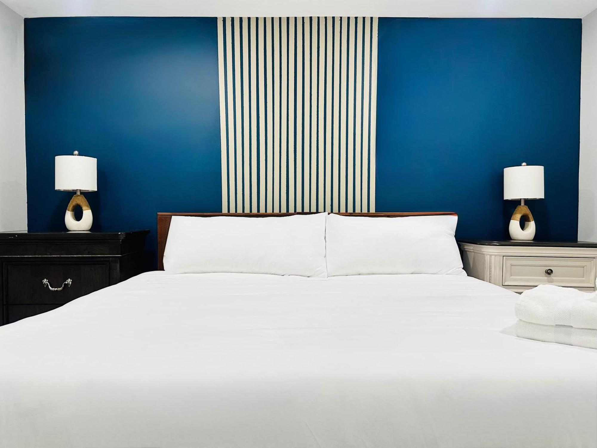 Designer 1 Bed 1 Free Parking Apartment *