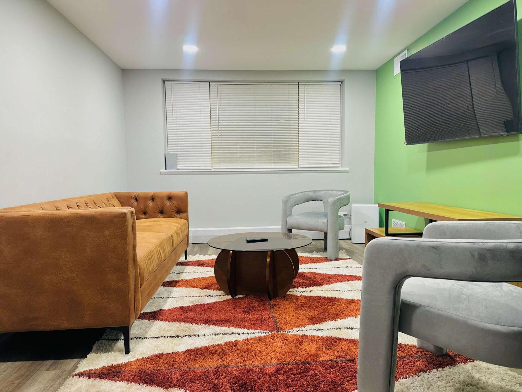 Designer 1 Bed 1 Free Parking Apartment
