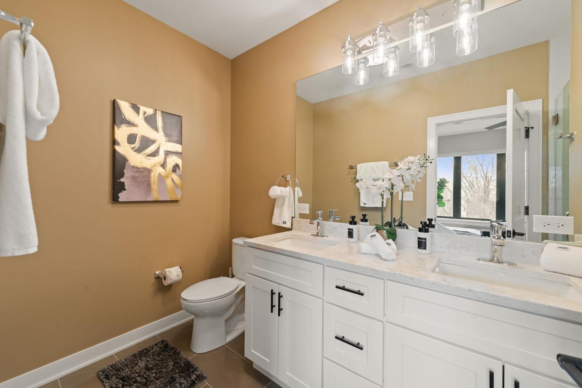 3 Bed 2 Bath Retreat W Balcony & Parking Apartment *