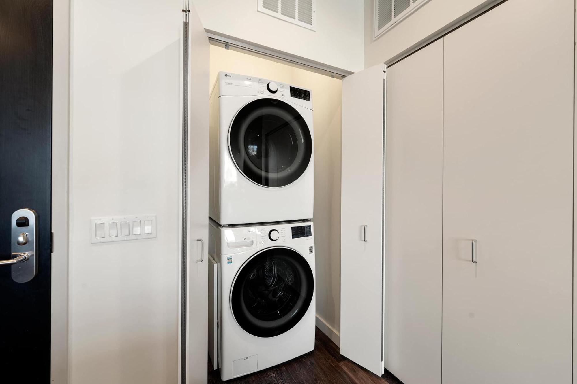 Luxury 2bd-2ba View-gym-rooftop Apartment