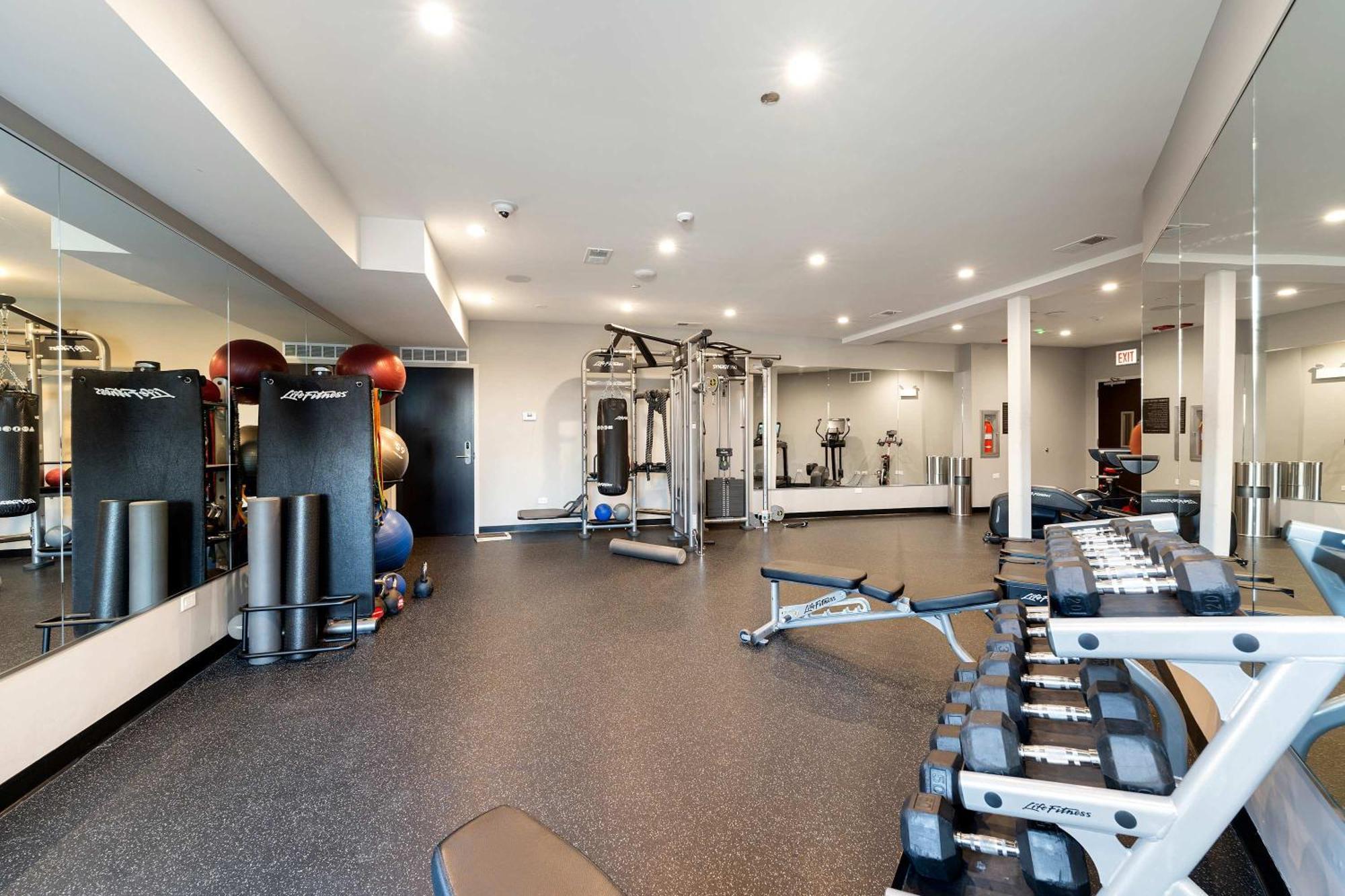 Luxury 2bd-2ba View-gym-rooftop Apartment