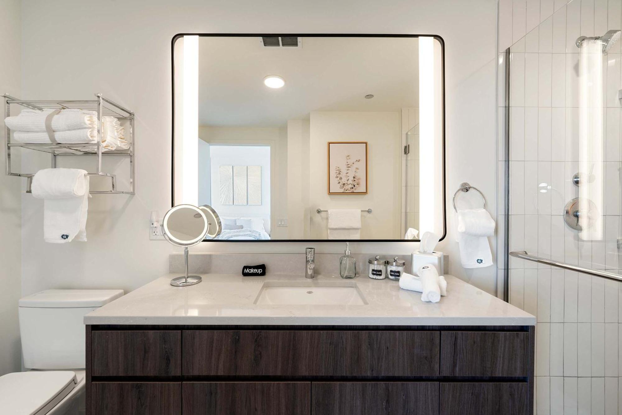 Luxury 2bd-2ba View-gym-rooftop