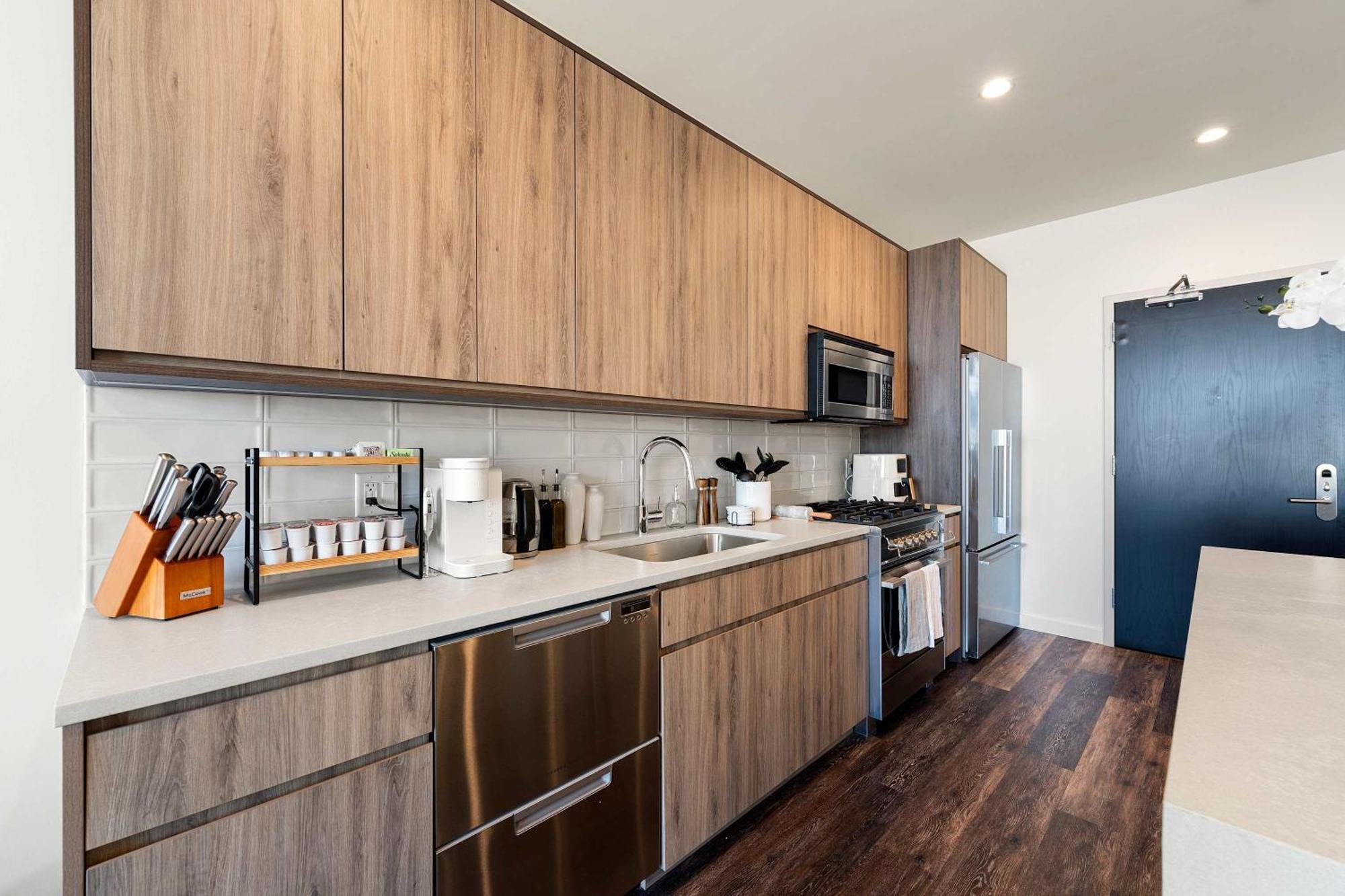 Luxury 2bd-2ba View-gym-rooftop Apartment *