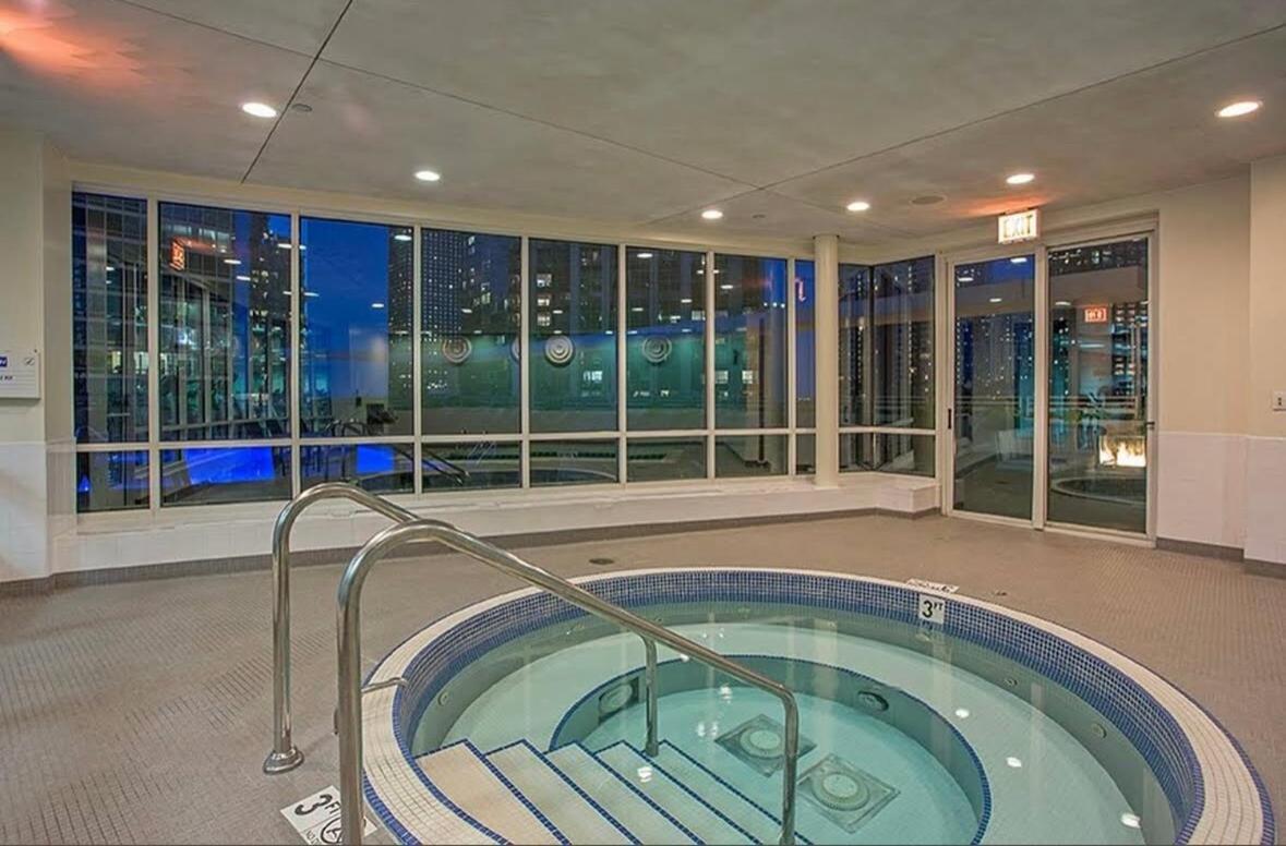Live Like A King In Apartment *